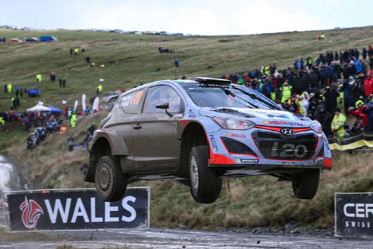혹독한 모터스포츠 'WRC'에 뛰어든 현대차   월드랠리챔피언십(WRC)은 전 세계 각 국가를 돌며 치러지는 모터스포츠 챔피언십으로 F1과 함께 가장 인기 있는 자동차 경주대회로 꼽힌다. WRC 랠리카는 아스팔트와 같은 포장도로는 물론 자갈밭, 빙판길, 활주로, 해수면 높이에서 고지대까지 각종 악조건을 갖춘 비포장도로를 달린다.  까다로운 경기인 탓에 폴크스바겐, 시트로앵, 포드 그리고 지난해부터 뛰어든 현대자동차만이 이 대회에 참가하고 있다.  현대모터스포츠팀은 WRC 출전 첫해인 지난해 독일랠리에서 팀 종합순위 첫 1위, 드라이버부문 1,2위를 동시에 석권하는 '더블 포디움'을 달성하며 한국 메이커로는 처음으로 FIA(국제자동차연맹) 주관 세계 모터스포츠대회에서 우승을 거뒀다. 사진은 WRC 영국 랠리에서 현대모터스포츠팀.   < 현대기아차 제공 >